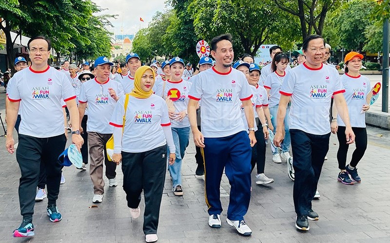 About 1,000 people join ASEAN Fun Walk 2023 in HCM City (Photo: sggp.org.vn)