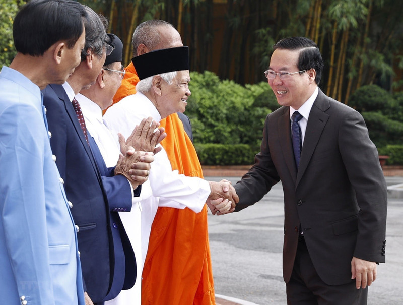 President meets outstanding individuals of Ho Chi Minh City