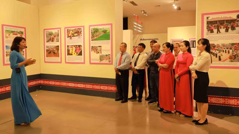 Visitors at the exhibition (Photo: Dak Lak Provincial Museum)