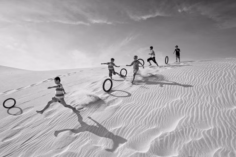 The photo entitled ‘Children and the spring’ by Le Thanh Son from Vietnam earned the VAPA’s gold medal in the children category.
