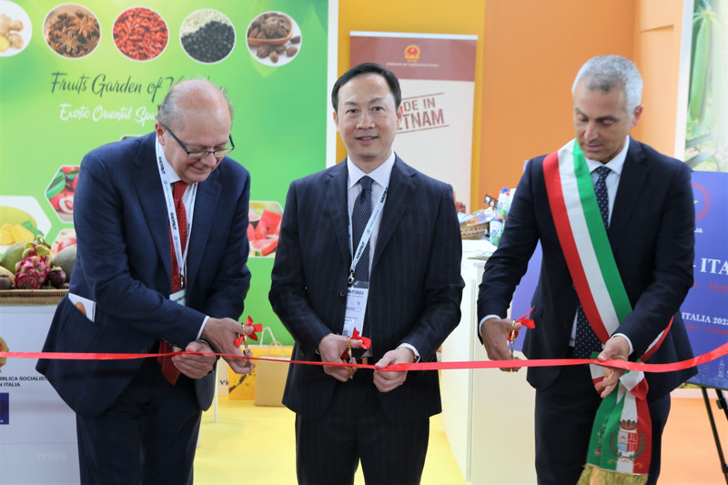 Vietnamese Ambassador to Italy Duong Hai Hung (centre) cuts the ribbon to open the Vietnam stall at the fair. (Photo: VNA)