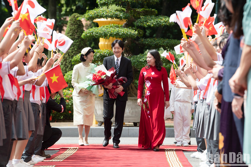 Vice President Vo Thi Anh Xuan welcomes Japanese Crown Prince and Crown Princess.