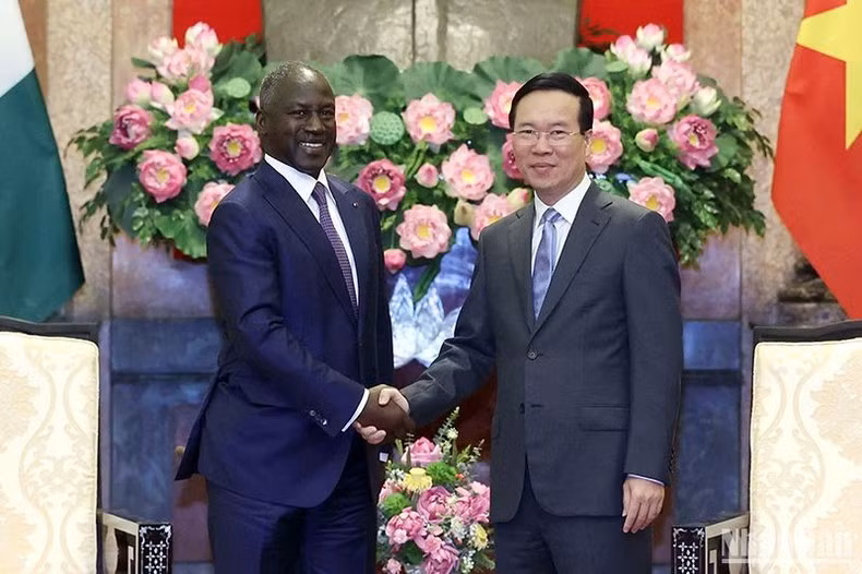 President Vo Van Thuong (R) and President of Côte d’Ivoire’s National Assembly Adama Bictogo (Photo: NDO/Dang Khoa)