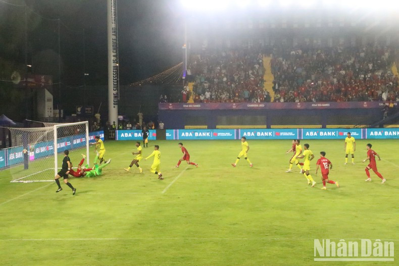 With this 2-1 victory, Vietnam have advanced to semi-finals. The team currently ranks second in Group B, behind Thailand, who won 4-1 against Laos on the same day.