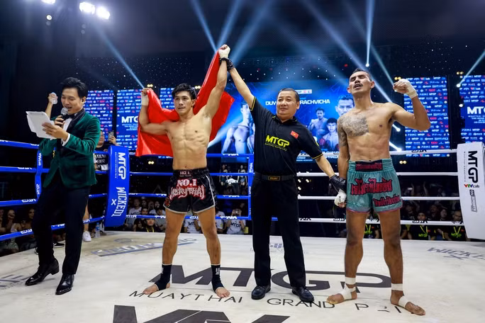 Nguyen Tran Duy Nhat (second from left) successfully defeated Anon Rachvicha of Thailand in the men's 60kg category. (Photo: nld.com.vn)
