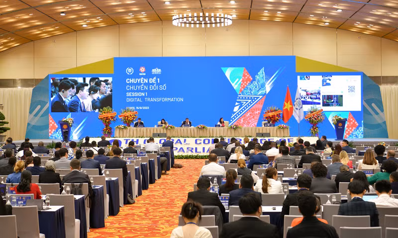 At the panel discussion on September 15 (Photo: quochoi.vn)