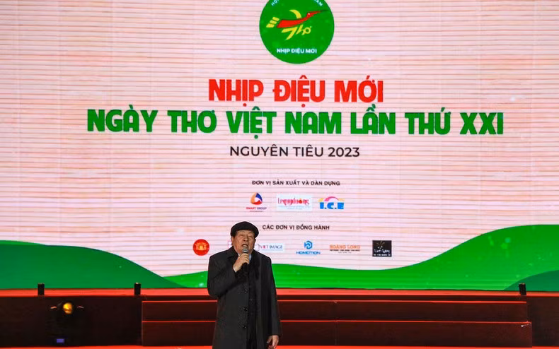 Poet Huu Thinh recalled his inspiration to write the poem entitled ‘Nam Anh Em Tren Mot Chiec Xe Tang’ (Five fighters on a tank)