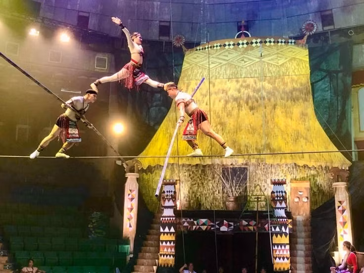 An extract from the play Scenes from the circus play ‘Flame of Love in the Plateau’. (Photo: thethaovanhoa.vn)