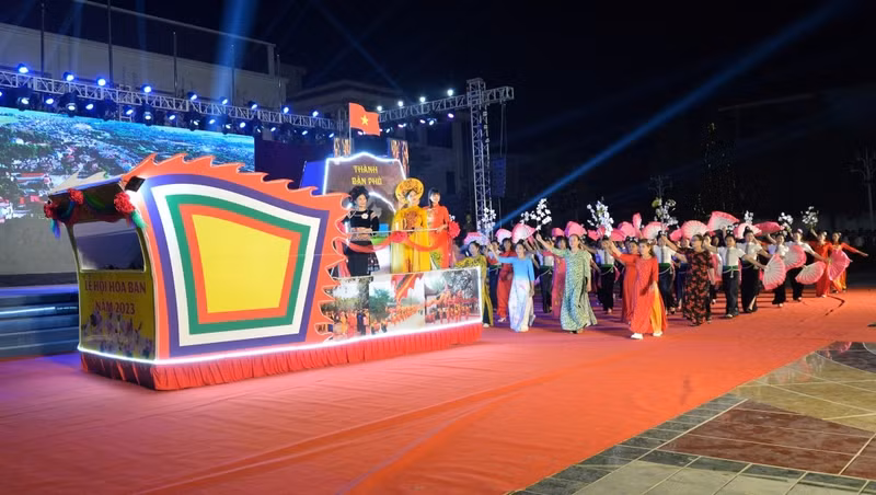 A street carnival held within the framework of the Dien Bien Bauhinia Flowers Festival (Photo: VOV)