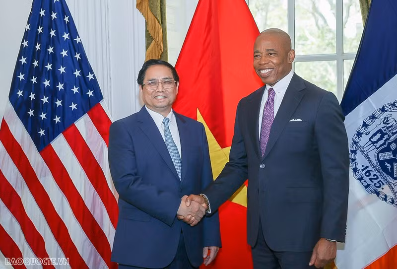 Prime Minister Pham Minh Chinh (L) meets with Mayor of New York Eric Adams. (Photo: baoquocte.vn)