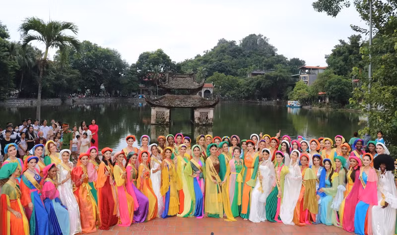 Miss Grand International 2023 contestants visit Thay Pagoda in Hanoi (Photo: hanoimoi.com.vn)