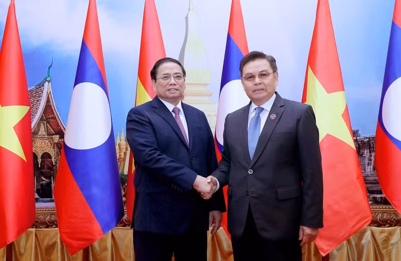 Vietnamese Prime Minister Pham Minh Chinh (L) and Chairman of the Lao National Assembly Saysomphone Phomvihane. (Photo: VNA)