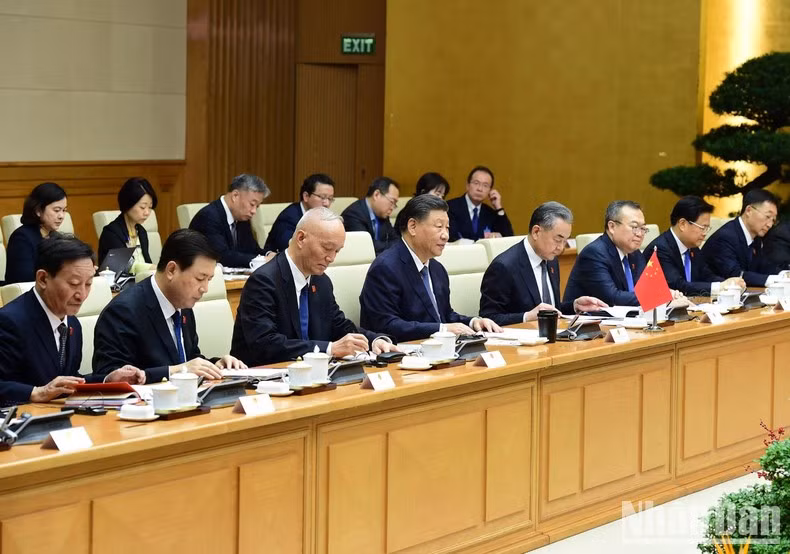 Chinese Party General Secretary and President Xi Jinping and members of the high-ranking Chinese delegation at the meeting.