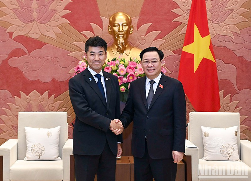 Chairman of the National Assembly Vuong Dinh Hue and President of the Constitutional Democratic Party of Japan (CPD) Kenta Izumi at their meeting in Hanoi on August 30. (Photo: NDO/Duy Linh)