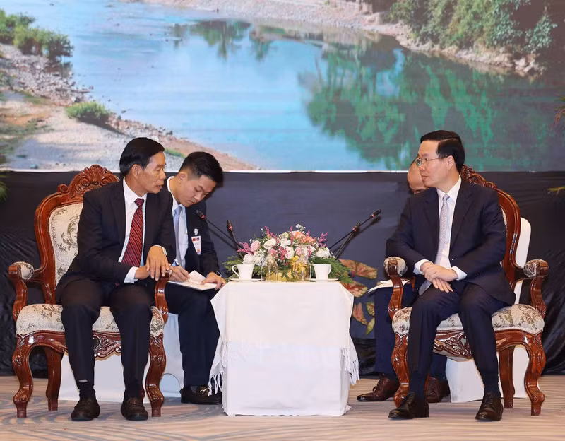 President Vo Van Thuong (R) and resident of the Lao Front for National Construction Central Committee Sinlavong Khoutphaythoune. (Photo: VNA)