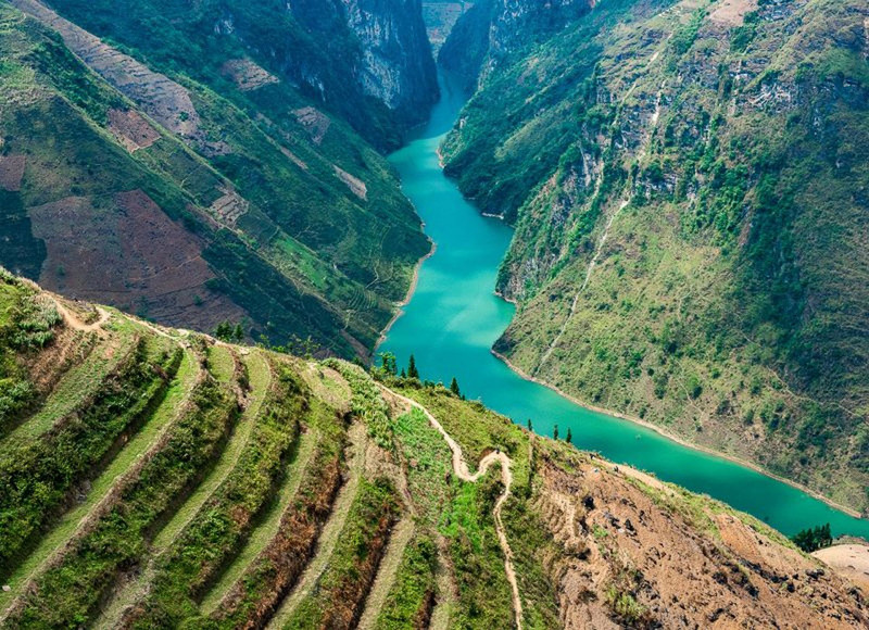 Nho Que river looks like to a soft silk strip, making the whole Dong Van Plateau appear more gentle and poetic. (Photo: vietravel.com)