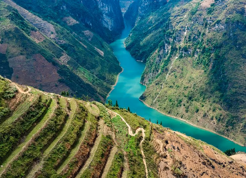 Nho Que river looks like to a soft silk strip, making the whole Dong Van Plateau appear more gentle and poetic. (Photo: vietravel.com)