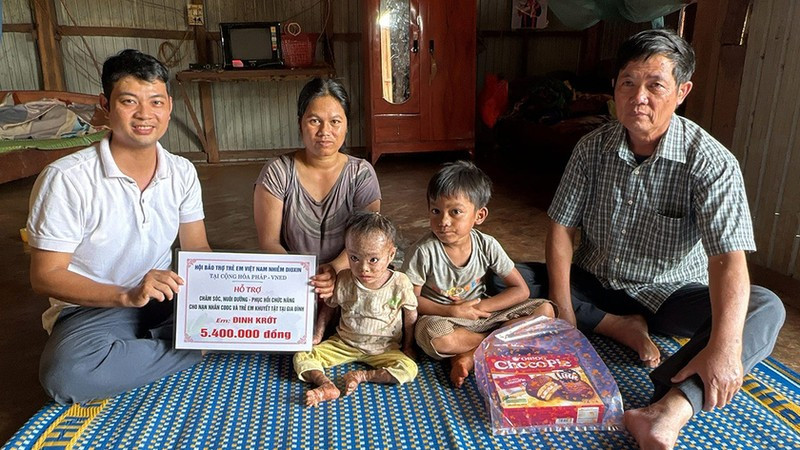 Gifts presented to family of Agent Orange victims in Gia Lai province. (Photo: gialai.gov.vn)