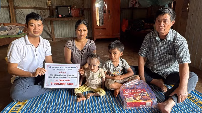 Gifts presented to family of Agent Orange victims in Gia Lai province. (Photo: gialai.gov.vn)