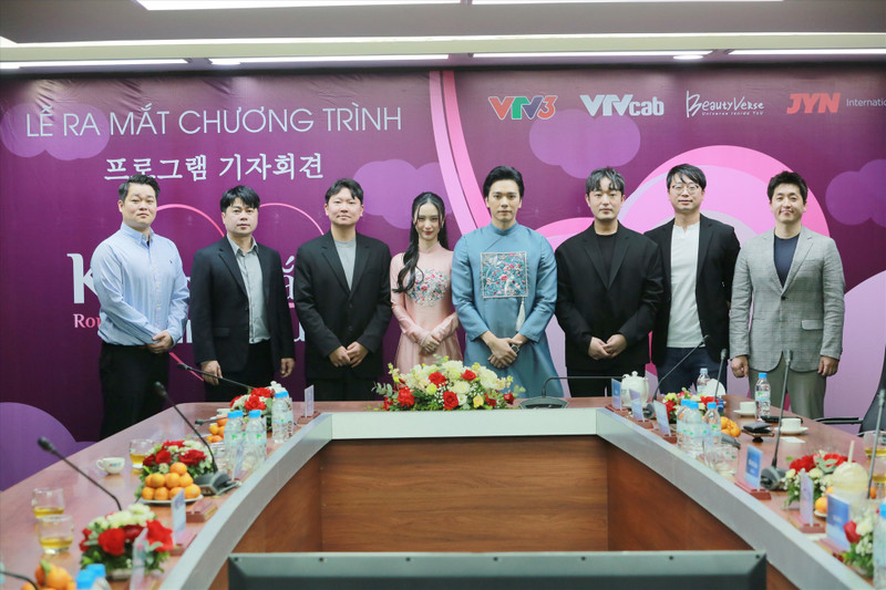 At the press conference of the show. (Photo: hanoimoi.com.vn)
