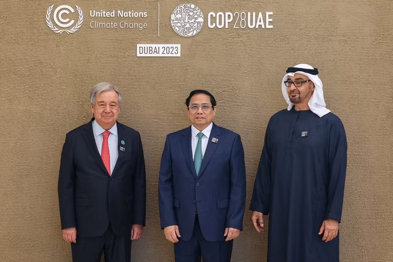 UN Secretary-General Antonio Guterres (left) and President of the host country UAE Mohammed bin Zayed Al Nahyan (right) welcome Vietnamese Prime Minister Pham Minh Chinh. (Photo: COP28)