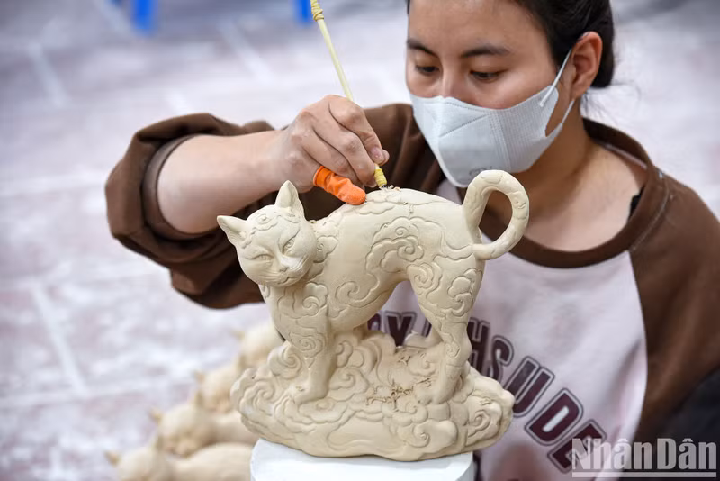 Bat Trang villagers are busy delivering the last batch of the products to the market.