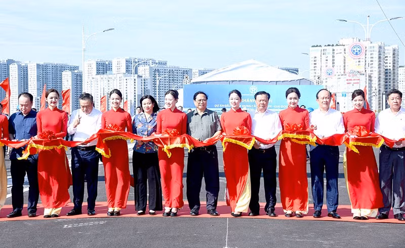 Prime Minister Pham Minh Chinh and delegates cut the ribbon to inaugurate the second-phase Vinh Tuy bridge. (Photo: NDO)