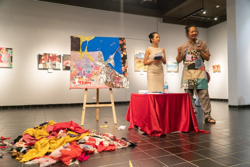 From pieces of fabric scraps, young members of the ‘4V-For Fabric For Vietnam’ project have created unique art works (Photo: giaoducthudo.giaoducthoidai.vn) 