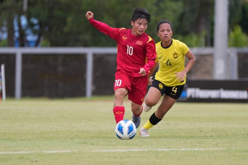 Striker Ngoc Minh Chuyen (red) delivers a brilliant personal showing, scoring a hat-trick in the game on July 10 (Photo: VFF)