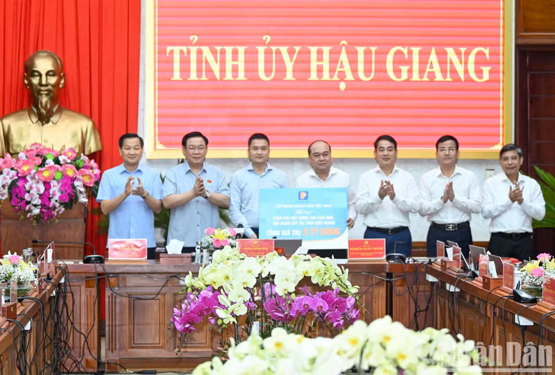 NA Chairman Vuong Dinh Hue and the delegation witnessed representatives from the Vietnam Oil and Gas Group providing financial support for the construction of social houses for the poor in Hau Giang Province. NA Chairman Vuong Dinh Hue and the delegation witnessed representatives from the Vietnam Oil and Gas Group providing financial support for the construction of social houses for the poor in Hau Giang Province.