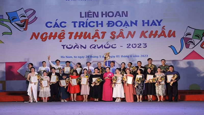 Gold prize winners honoured at the closing ceremony 