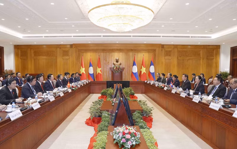 An overview of the talks between Vietnamese and Lao NA leaders in Vientiane on December 4 (Photo: VNA)