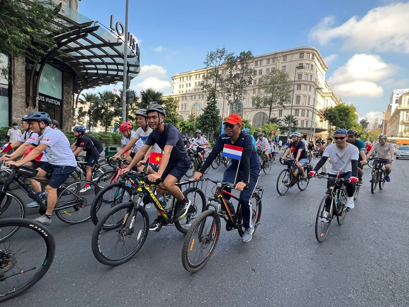 Cycling event marks Vietnam-Netherlands diplomatic ties