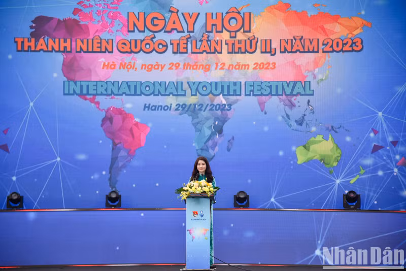 Secretary of Hanoi Municipal Youth Union Chu Hong Minh addresses the opening ceremony.