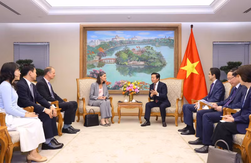 Deputy Prime Minister Tran Hong Ha (R) and UNDP Resident Representative in Vietnam Ramla Khalidi (Photo: VGP)