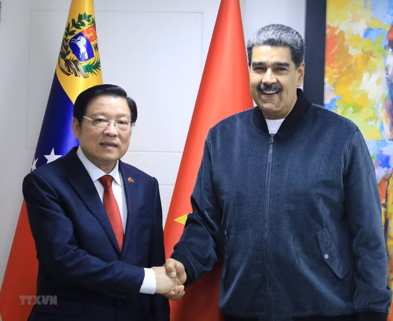 Politburo member, Secretary of the CPV Central Committee, Chairman of its Commission for Internal Affairs Phan Dinh Trac (L) and Venezuelan President and PSUV President Nicolás Maduro (Photo: VNA)