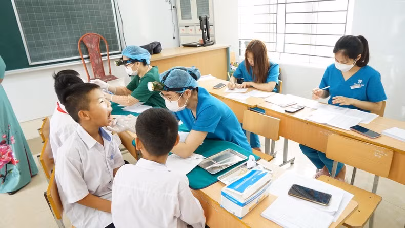 Young doctors provide free dental checks for students in Do Son district, Hai Phong City.