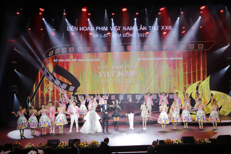 At the awards ceremony (Photo: toquoc.vn)