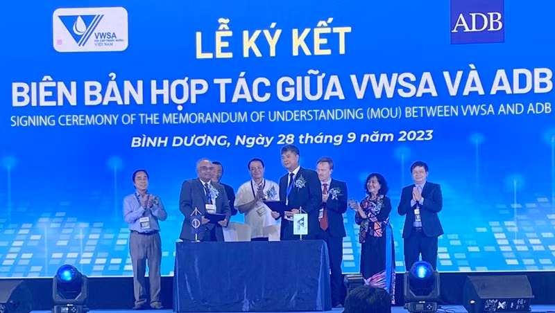 Signing of memorandum of understanding between ADB and the Vietnam Water Supply and Sewerage Association (Photo courtesy of ADB)