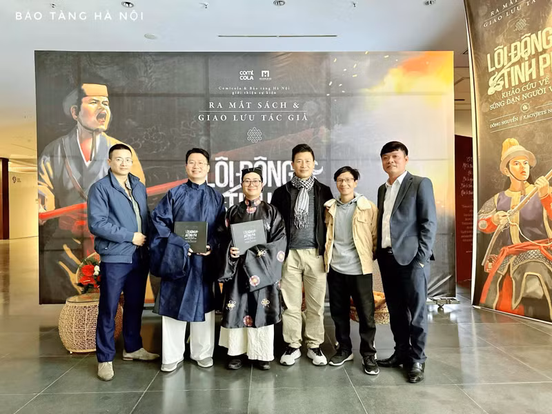 Caoviet Nguyen and Dong Nguyen (second and third from left), authors of 'Loi Dong, Tinh Phi', at the lauch of the book. (Photo: Hanoi Museum)