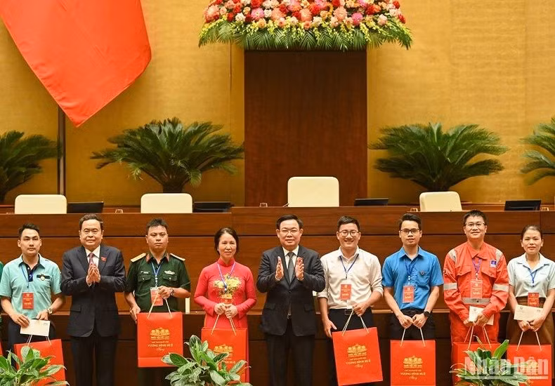 NA Chairman Vuong Dinh Hue presents gifts to outstanding trade union members (Photo: NDO)