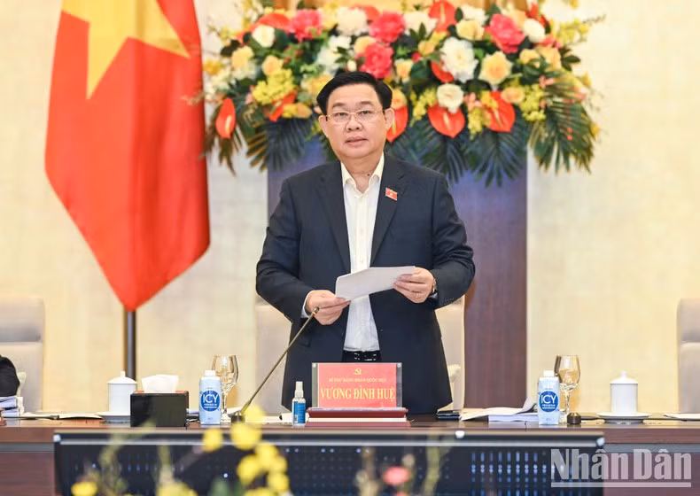 NA Chairman Vuong Dinh Hue speaking at the meeting (Photo: NDO/Duy Linh)