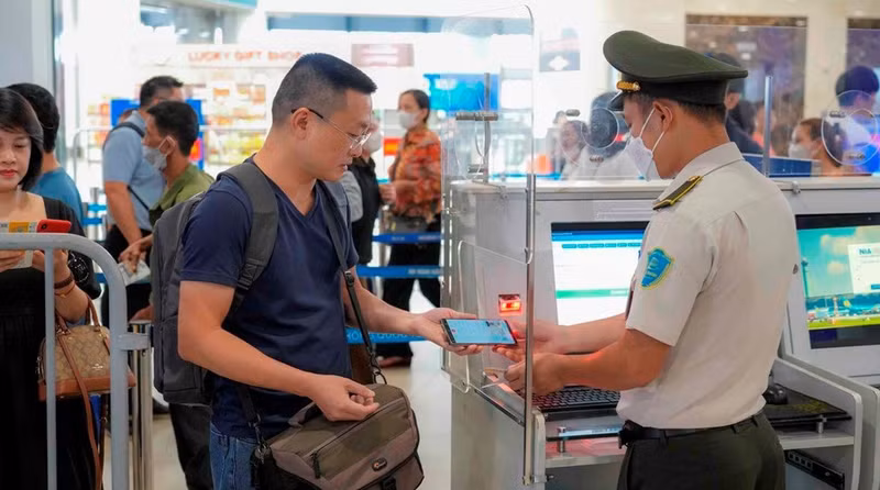 A passenger uses VNeID at Noi Bai International Airport's security counter. (Photo: VNA