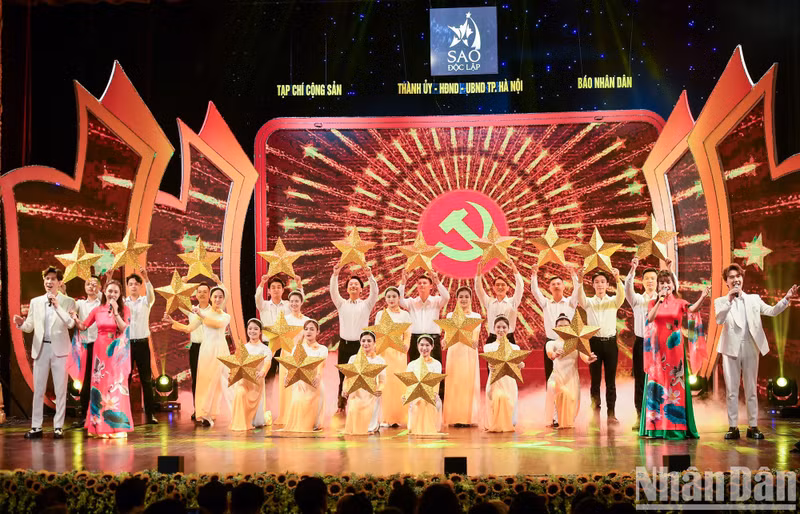 The event was co-organised by the Communist Review, Nhan Dan (People) Newspaper, Hanoi municipal authorities, and the State Bank of Vietnam.