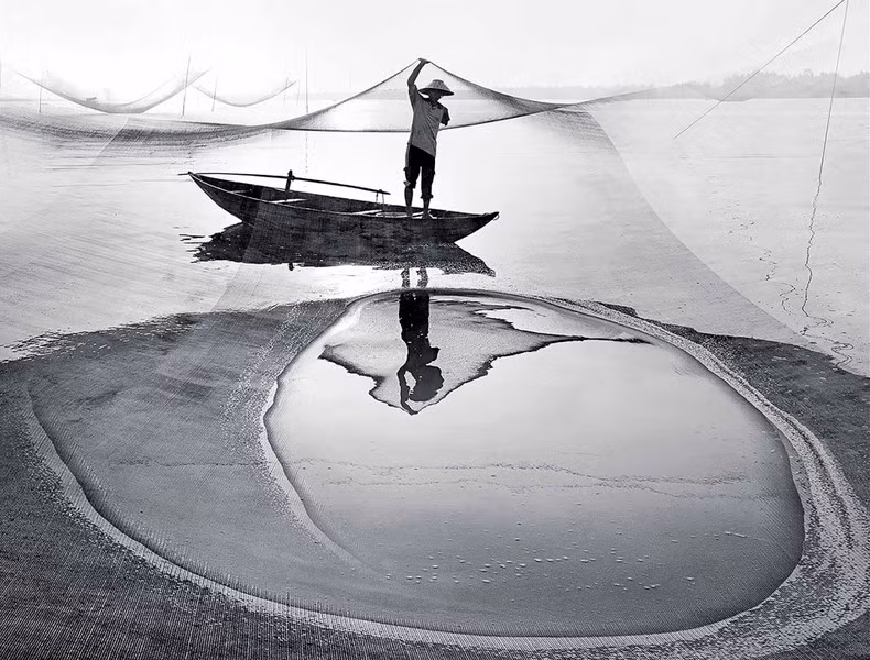 The photo entitled ‘Life-time attachment’ by Dang Ke Duc from Vietnam was named the VAPA’s gold prize winner in the monochrome freedom category.