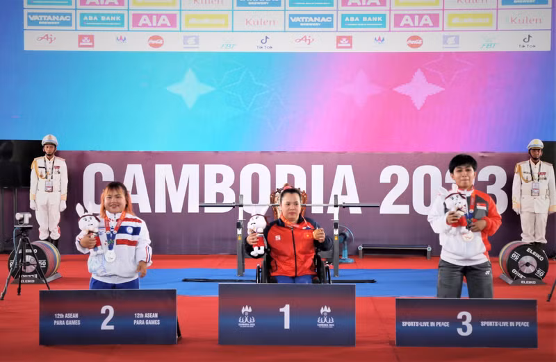 Weightlifter Dang Thi Linh Phuong (centre) wins a gold medal at the 12th ASEAN Para Games on June 4. (Photo: VNA)