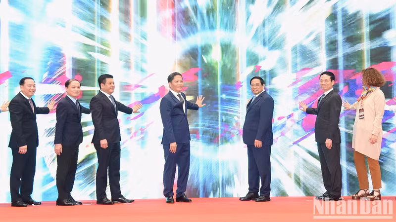 At the opening of the international exhibition on industry 4.0. (Photo: NDO/Tran Hai)