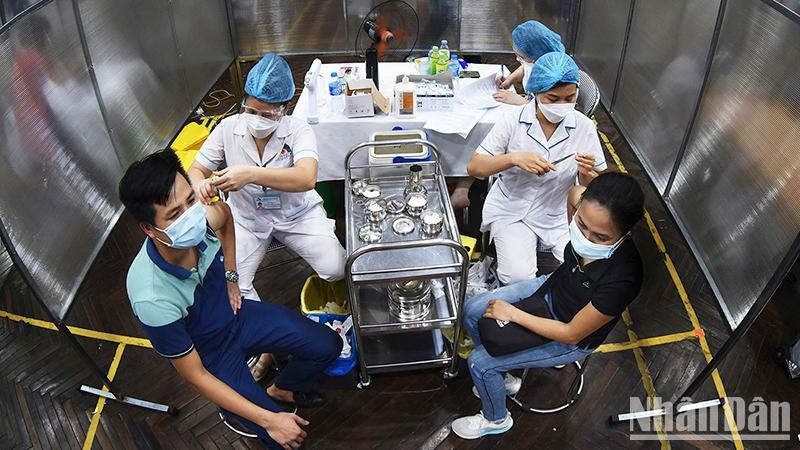 At a COVID‑19 vaccine location in Hanoi (Photo: NDO/Tran Hai)