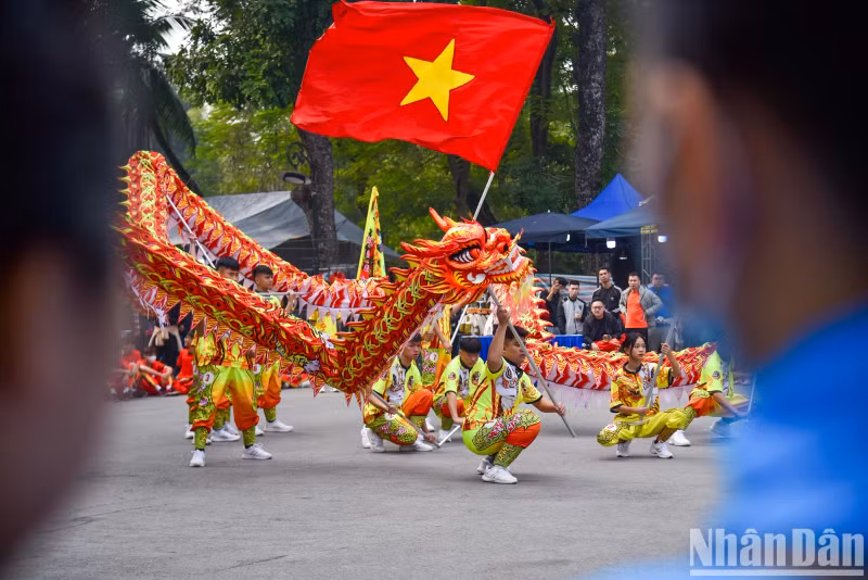 A dragon dance competition is held within the framework of the festival.