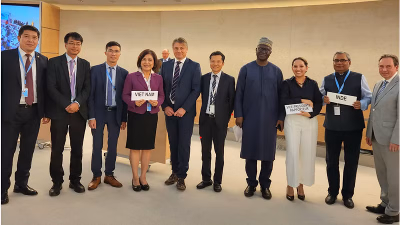 Vietnamese Ambassador Le Thi Tuyet Mai (fourth from left) in a group photo at the 54th session of the UN Human Rights Council (Published by VNA)